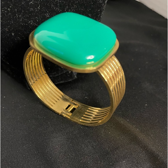 WOMEN'S GOLDEN BRACELET WITH GLAMOROUS DECORATIVE GREEN COLOR - Picture 5 of 9